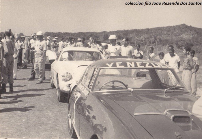 Vuelta a La Cordialidad '55 - El Ferrari 250 MM de Dos Santos, el Alfa 1900 de Ruiz y el Ferrari 500 de Lopez